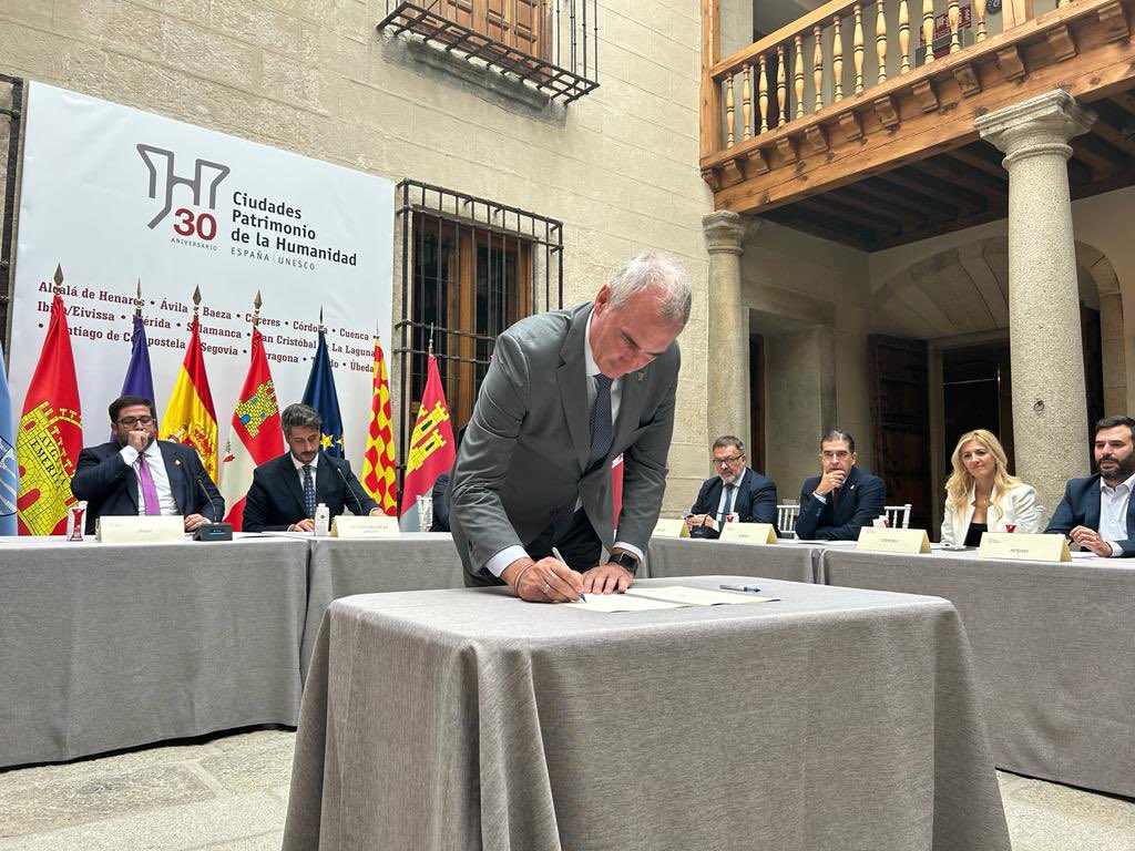 José Mazarías firma el manifiesto.