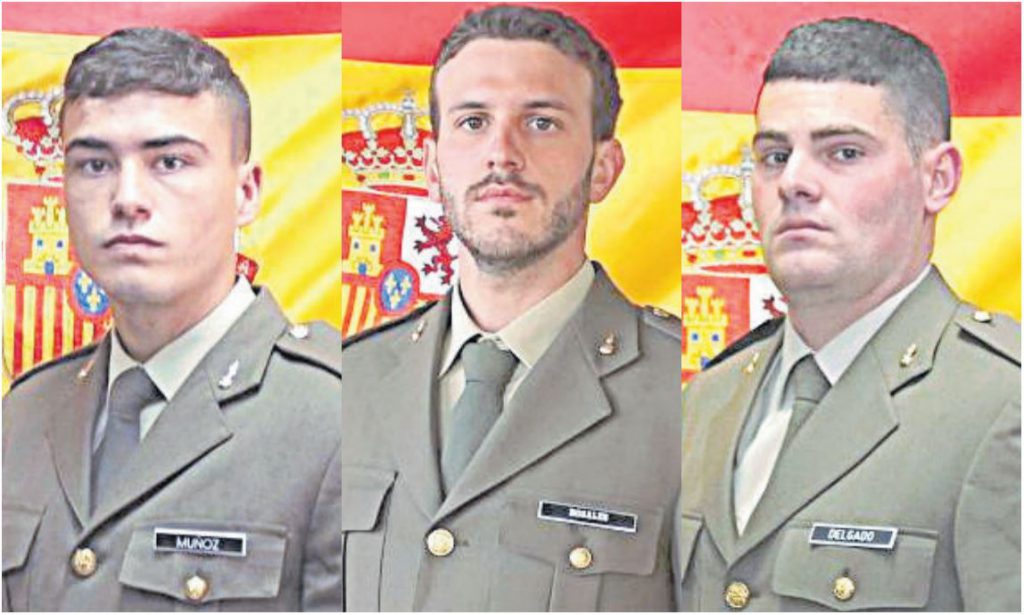 El sargento Muñoz y los artilleros Rosales y Delgado.