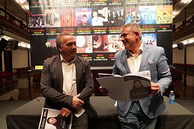 Marco Antonio Costa y José María Bravo presentan la programación trimestral del Teatro Juan Bravo.