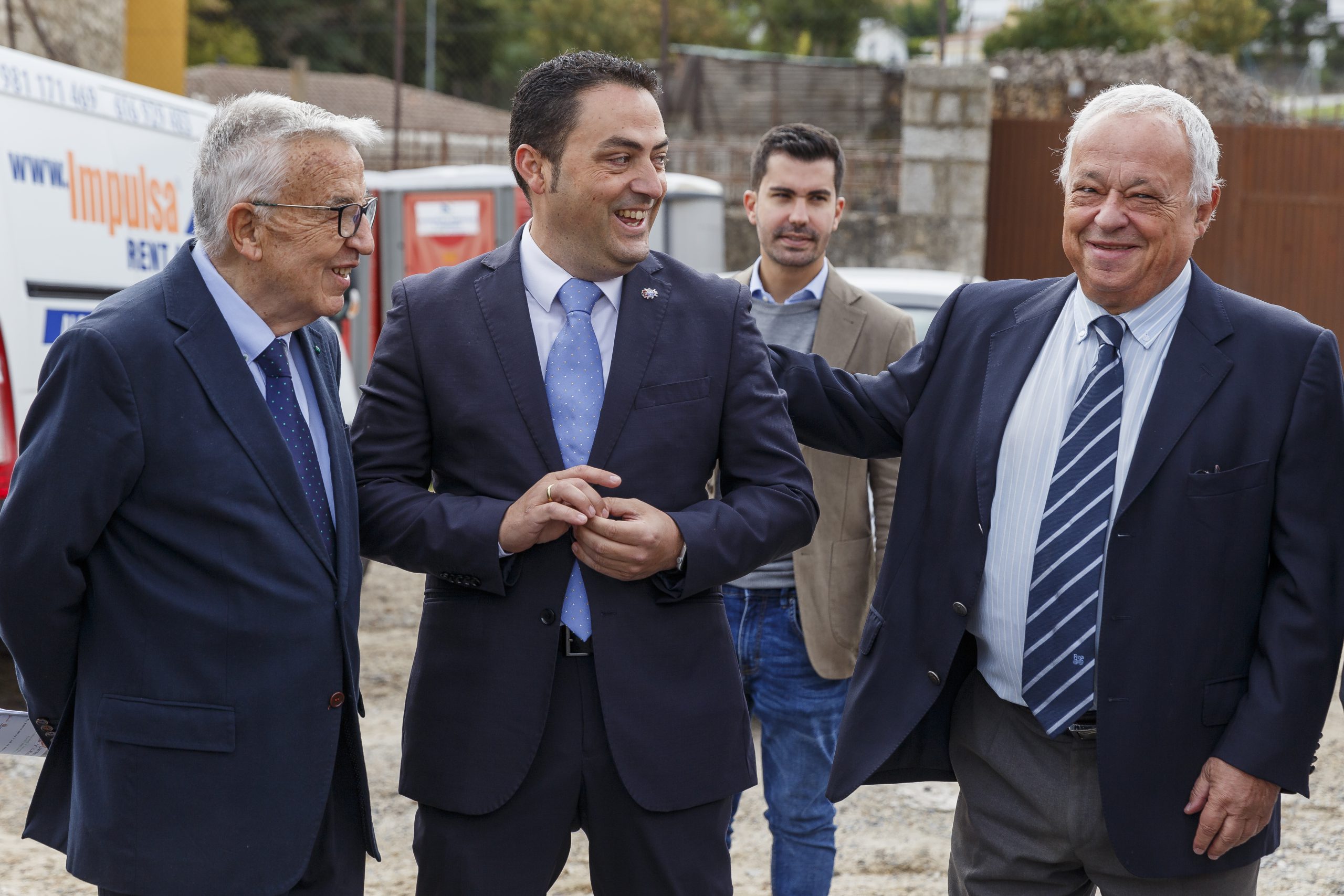 El consejero de Cultura, Turismo y Deporte, Gonzalo Santonja, inaugura el Día del Turismo de Castilla y León. Atención a los medios antes al comercio del acto en la puerta de acceso al Auditorio. / NACHO VALVERDE - ICAL