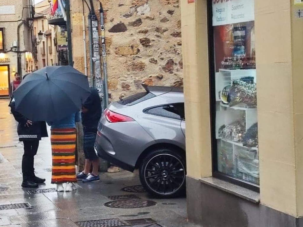 Un coche baja un tramo de las escaleras de la calle de la Puerta de la Luna 2 suceso calle luna