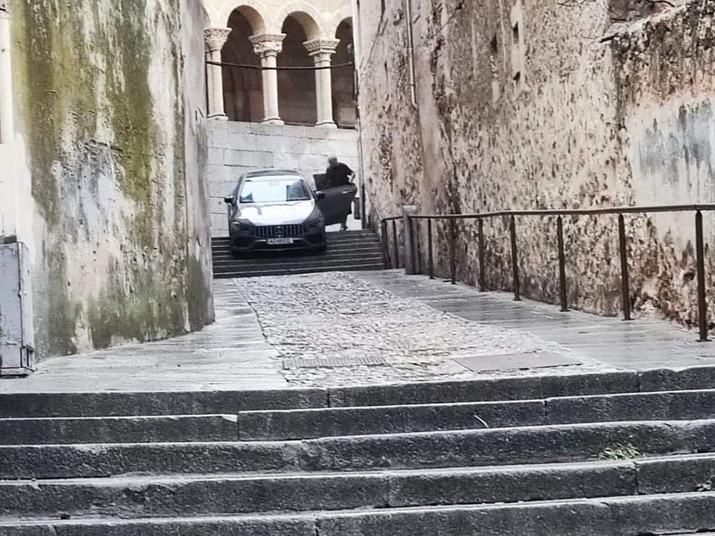 suceso coche calle luna