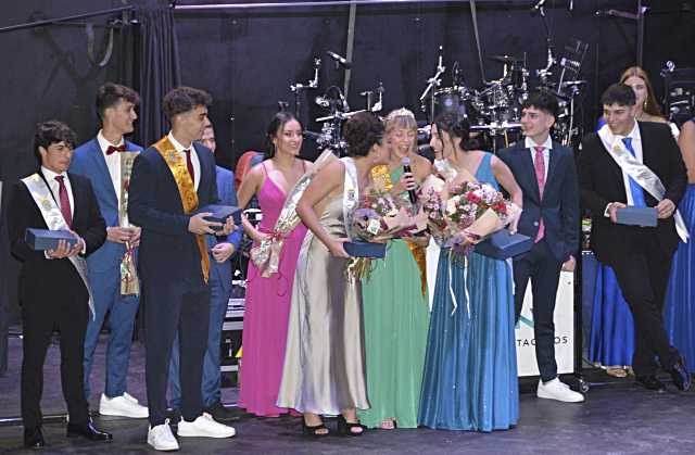 thumbnail Reina y damas junto al rey y alfiles pronunciado el Nava despierta que ya estamos en Fiestas.