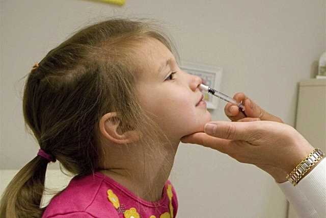 Comienza la campaña de vacunación contra la gripe y la Covid-19. ¿Quiénes deben recibir las dosis? 2 Los niños de entre 24 y 59 meses recibirán la vacuna de la gripe por vía intranasal.