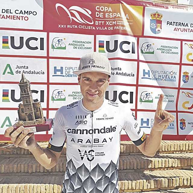 Francisco Herrero, con el trofeo de ganador de la Ruta de Paterna después de dominar en la carrera./ E.A.