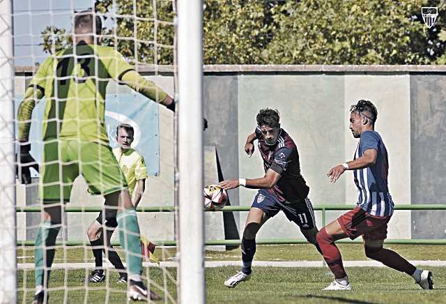 Un defensor del Mensajero cierra la internada de Astray cerca de la portería canaria./ JUAN MARTÍN-G. SEGOVIANA