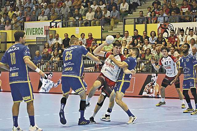 Mario Nevado intenta lanzar ante la oposición de dos rivales./ AMADOR MARUGÁN