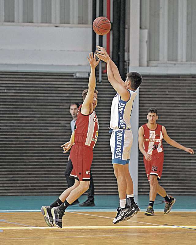 El jugador de la Ie University lanza a canasta. / LUIS HORCAJADA