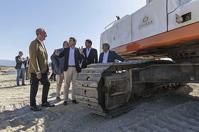 El presidente de la Junta, Alfonso Fernández Mañueco y el alcalde de la ciudad, José Mazarías, con otras autoridades, comprueban los trabajos de urbanización de la nueva zona del Hospital.