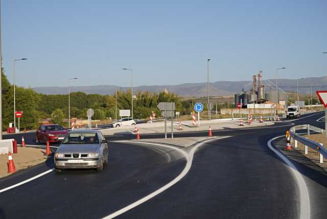 El cruce conocido como Zorroclín cuenta ahora con una rotonda en la que confluye el tráfico de las carreteras autonómicas CL-605 y CL-607.