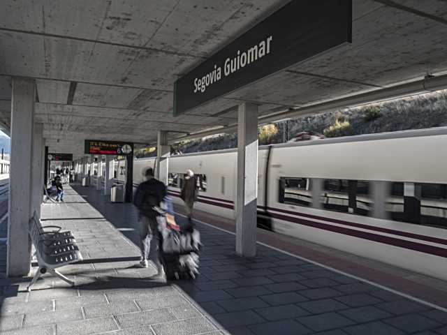 Imagen de la zona de andenes de la estación del tren de alta velocidad Segovia-Guiomar.