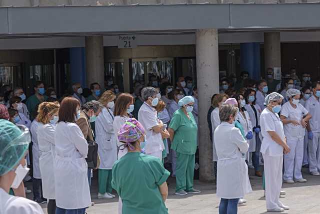 La presión asistencial baja a niveles prepandemia: la Covid-19 ya no es una gran amenaza en Castilla y León 2 Sanitarios del Hospital de Segovia realizan un minuto de silencio durante la pandemia.