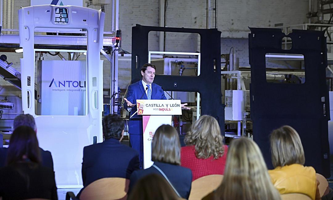 Alfonso Fernández Mañueco durante su intervención en la visita a la compañía Antolin.