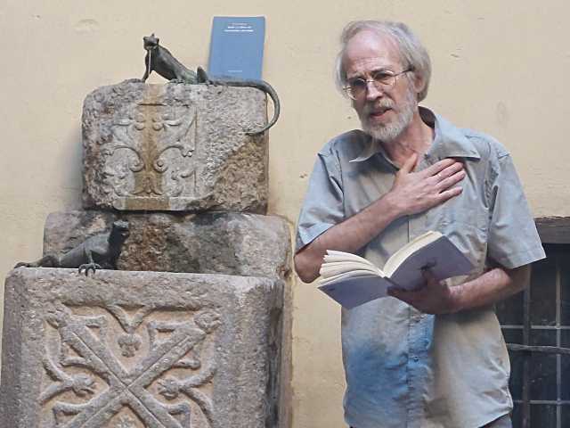 Enrique Falcón recita uno de sus poemas.