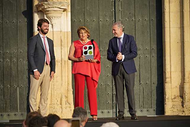 La empresaria segoviana Raquel Conde recoge un premio.