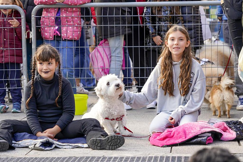 Dos niñas con su pequeño amigo.