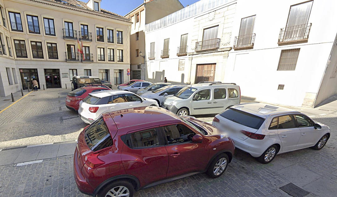 Aparcamiento en la calle Domingo de Soto.