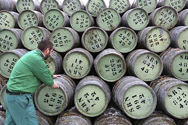 Bidones de resina, apilados una vez terminada la temporada de recogida.