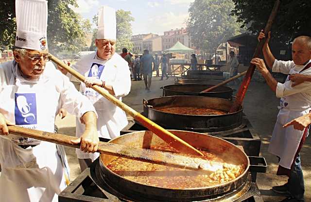 Cocineros segovianos, preparando los judiones que se sirven en las fiestas de San Luis, en La Granja de San Ildefonso.