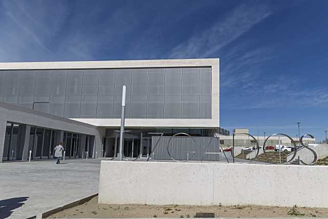 Acceso a la puerta principal del nuevo edificio de los juzgados, que comenzará a funcionar el próximo mes de diciembre.