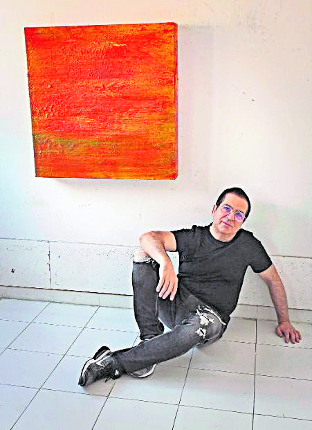 El pintor segoviano Alberto Reguera, con una de las obras que conforman su exposición Autour du rouge, en la galería parisina Olivier Nouvellet