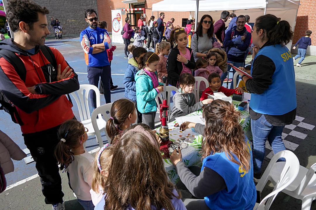 Multitud de niños se acercaron al recinto escolar a disfrutar de las actividades.