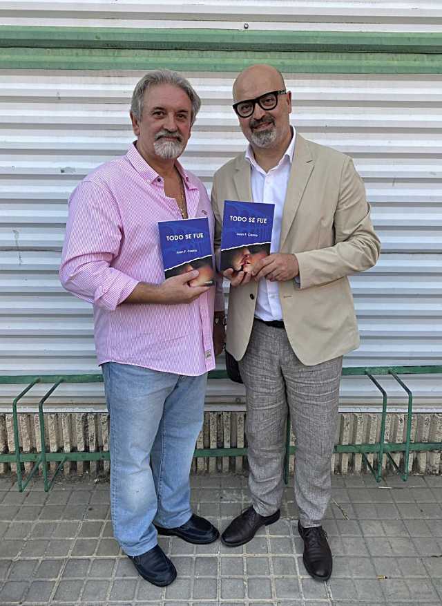 Juan F. Castro y Juan Carlos Monroy posan con sendos ejemplares del libro.