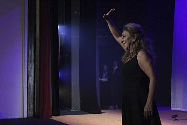 Lolita Flores saluda emocionada al público del teatro Juan Bravo.