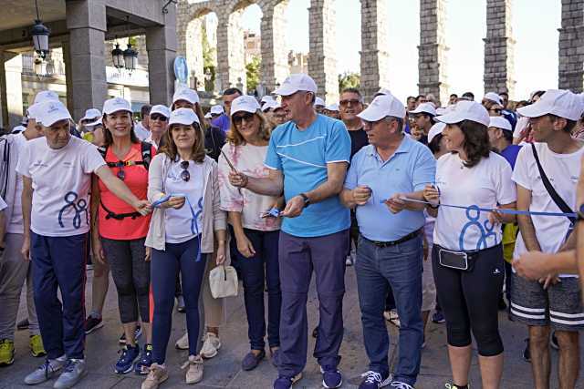 El alcalde de Segovia, José Mazarías, corta la cinta en el inicio de la marcha.