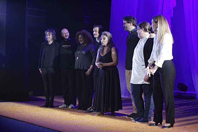 El elenco de la obra, al final de la representación. El elenco de la obra, al final de la representación.