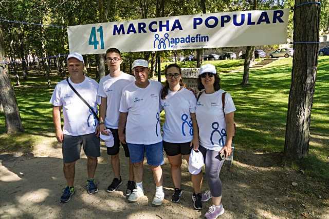 Apadefim inunda las calles de Segovia con su 41 marcha desde el Acueducto hasta la Fuencisla 2 Algunos de los participantes posan en la Alameda de la Fuencisla, meta del evento.
