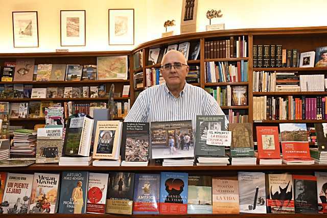 Guillermo Herrero conmemora el último aniversario de la Librería Cervantes.