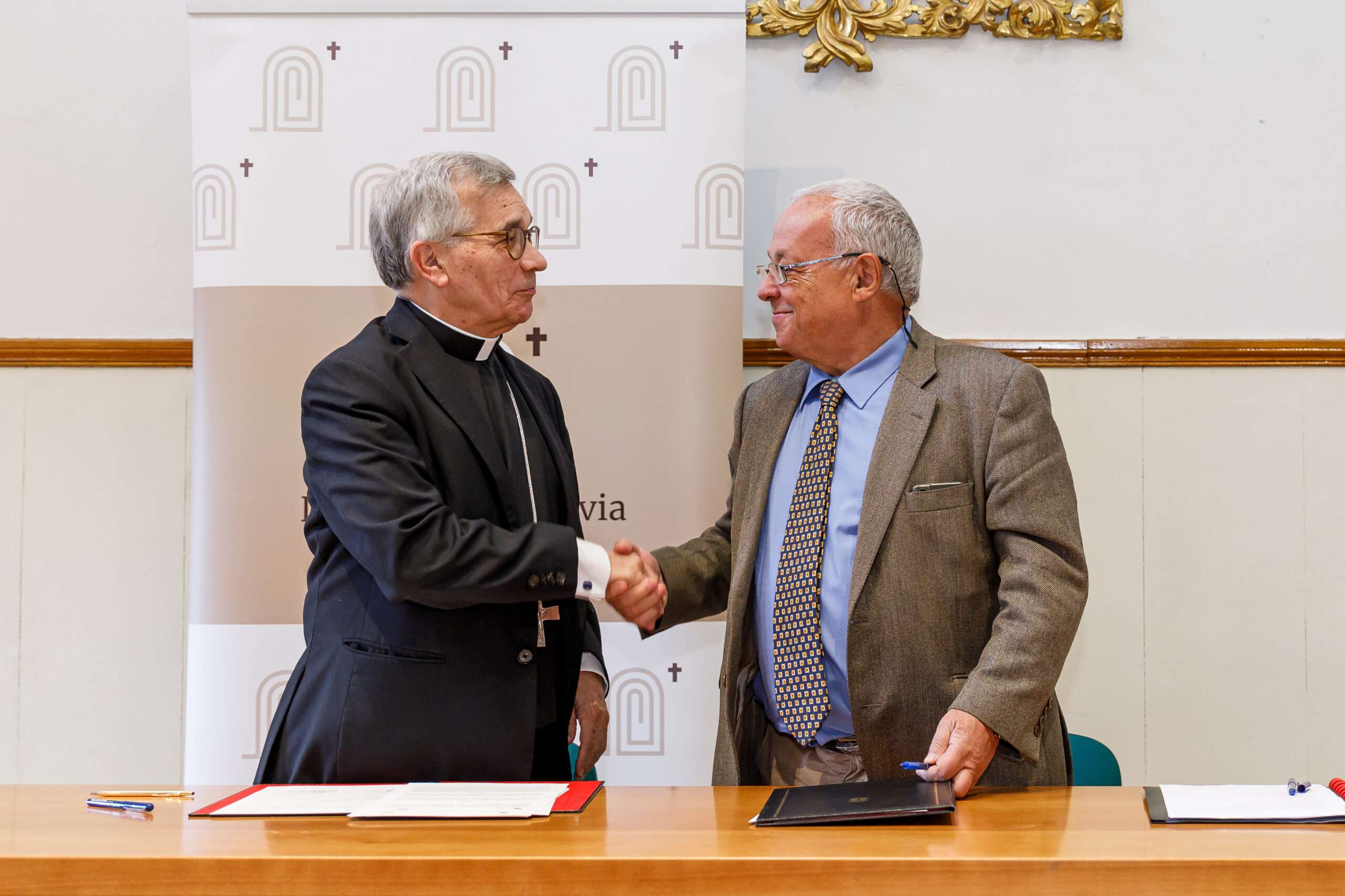 Firma del convenio en materia de patrimonio cultural entre el obispo César Franco y el consejero de Cultura, Turismo y Deportes, Gonzalo Santonja. / NACHO VALVERDE - ICAL
