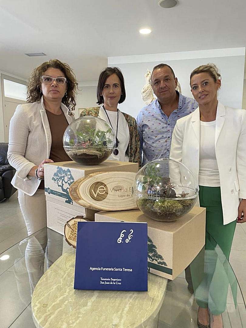 Gema Rey presenta su creación junto al equipo de la Agencia Funeraria Santa Teresa.