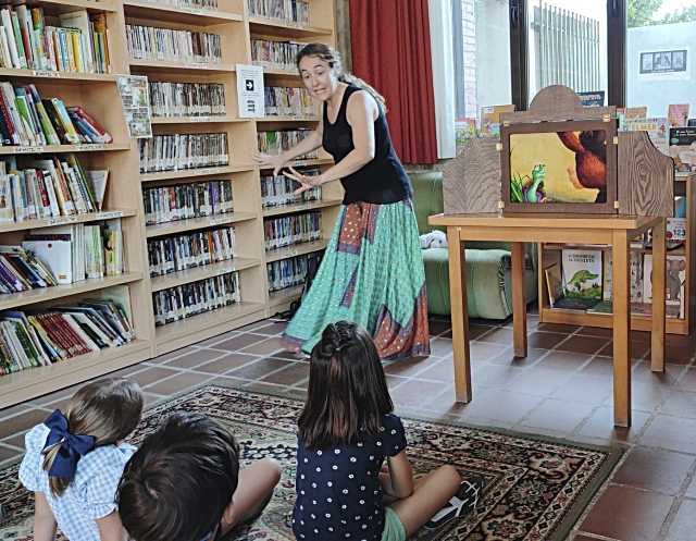 Momento de la autora contando el cuento a los niños.