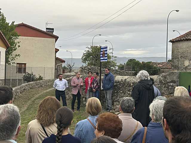 Momentos antes de que destaparan la placa en honor a Victoriano.