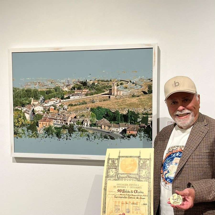 El pintor segoviano Fernando García de Juan, con la obra 'Barrio de San Marcos'.