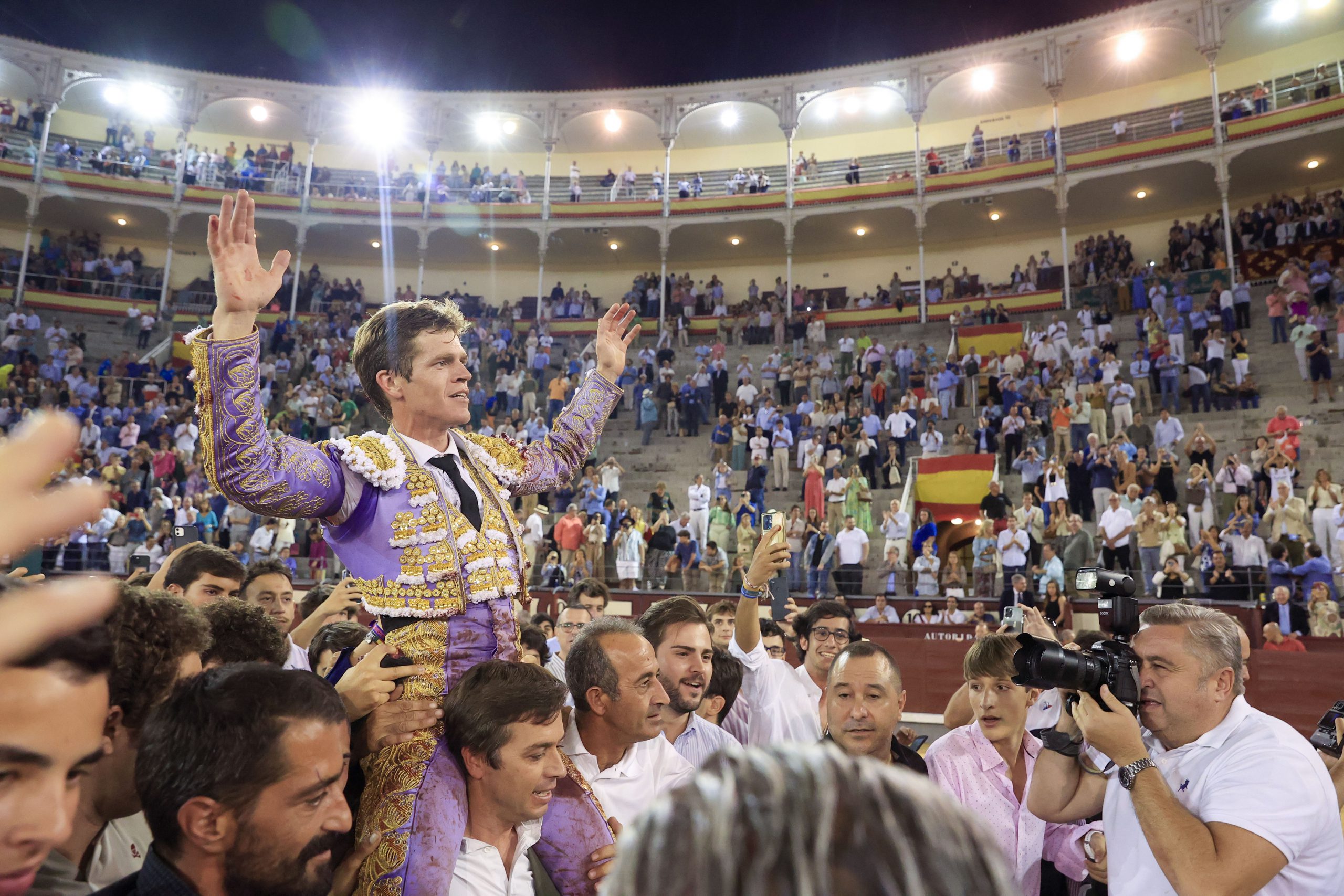 El diestro Borja Jiménez durante su salida en hombros a la finalización de la corrida celebrada este domingo en la plaza de toros de Las Ventas, en Madrid, incluida en la Feria de Otoño. EFE / Zipi.