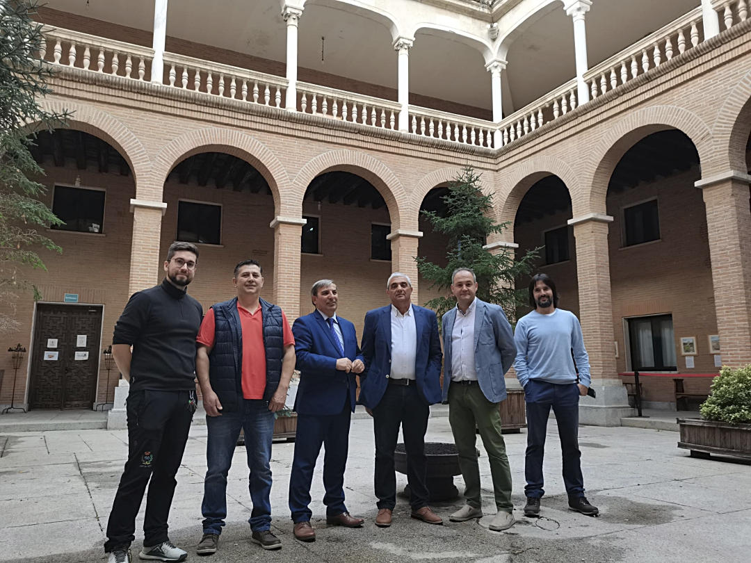 El Delegado territorial de la Junta junto a otras autoridades de la localidad.