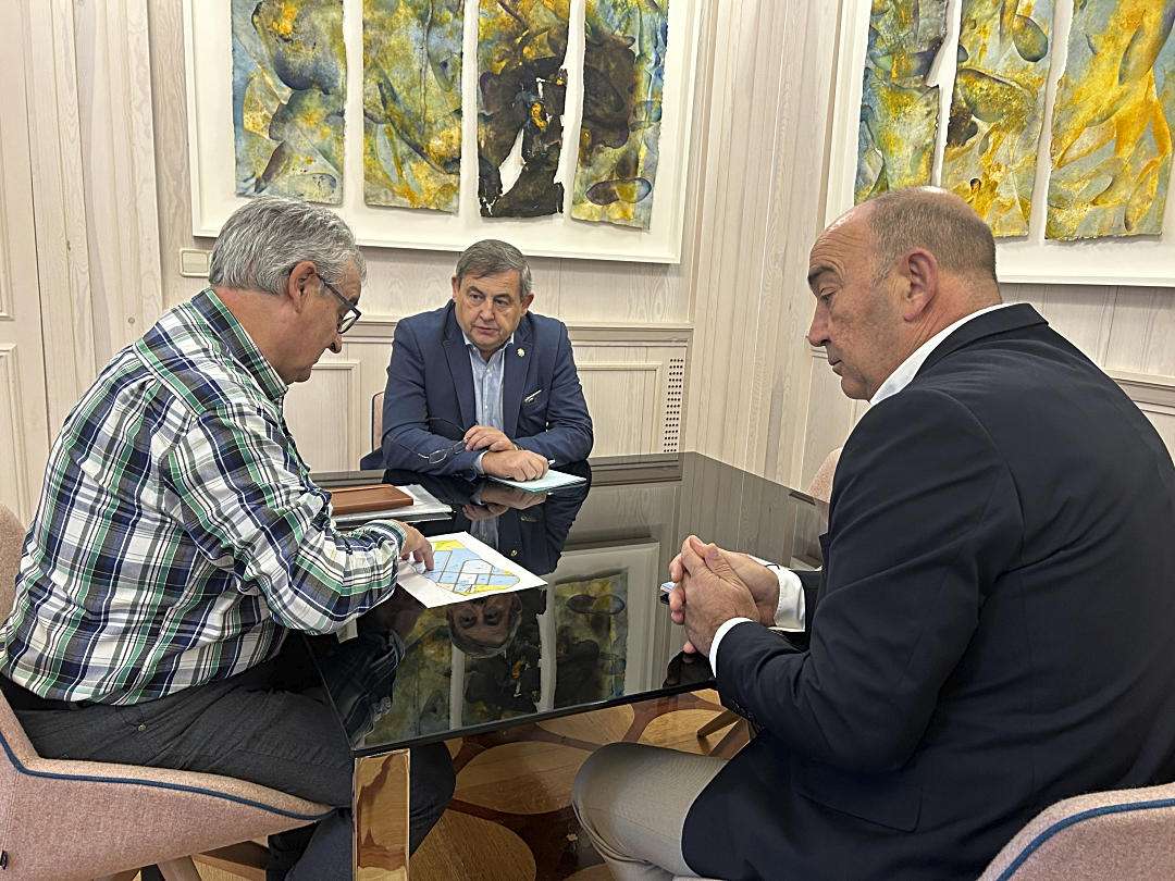 El alcalde de Bernuy de Porreros junto al presidente de la Diputación durante la reunión.