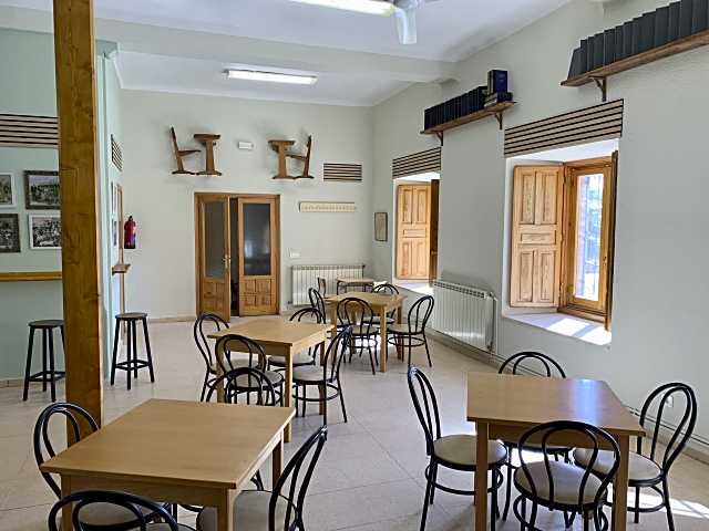 Imagen del interior del bar con todo el mobiliario.