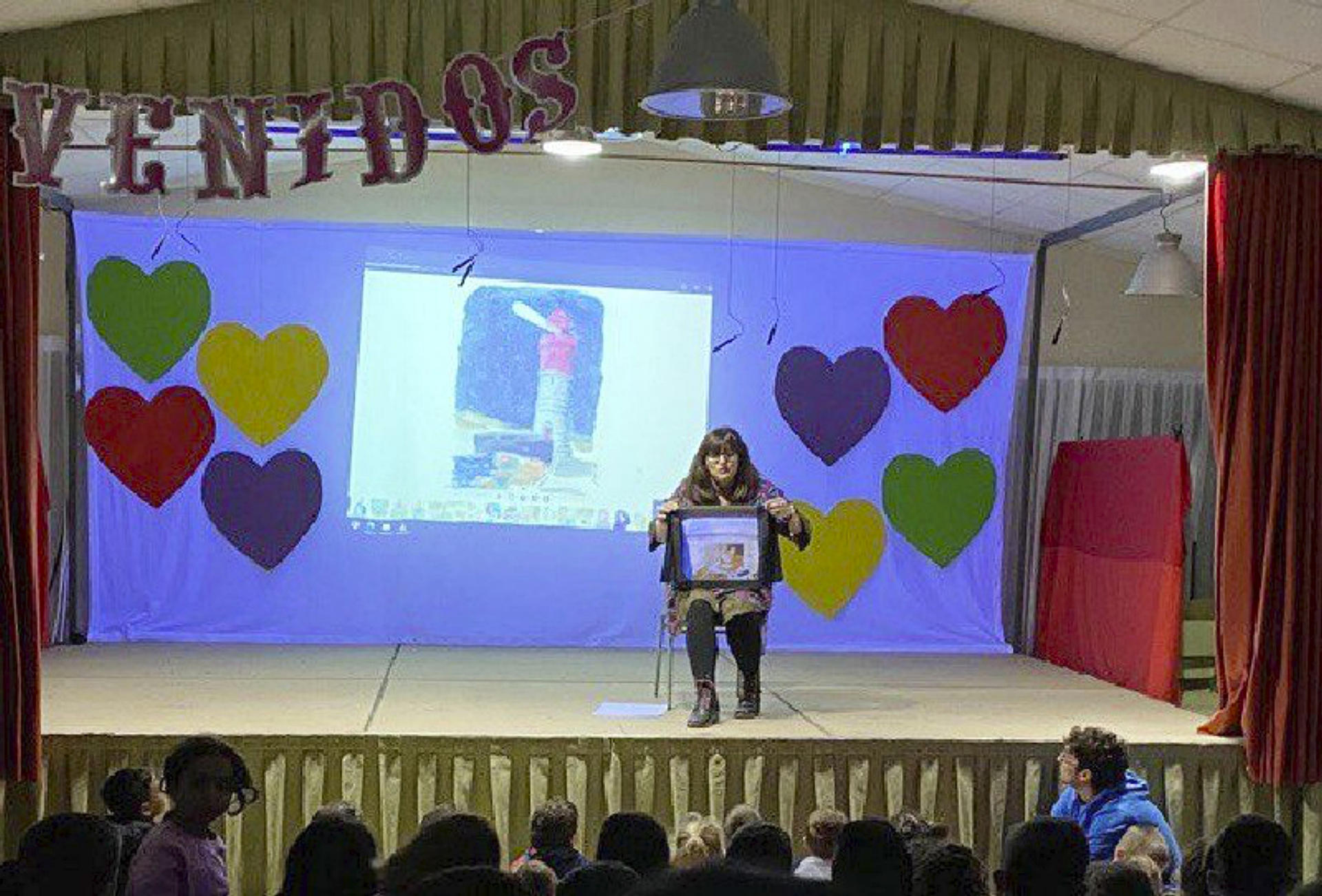 La autora explicando el cuentacuentos a los niños y niñas del colegio.