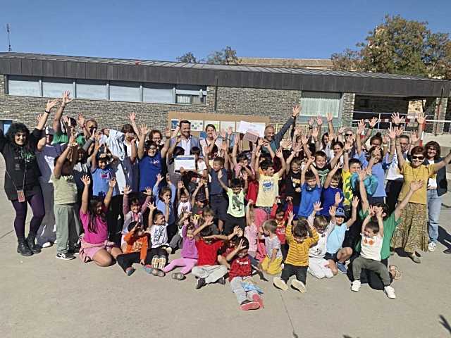 Profesores y alumnos con el diploma que les acredita como ganadores.