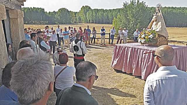 La virgen entrando a la ermita del municipio.