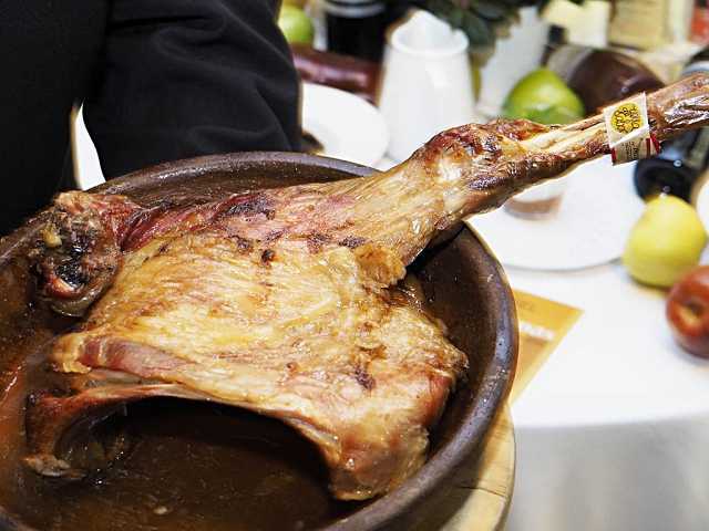 Ración de lechazo a punto de ser servida.