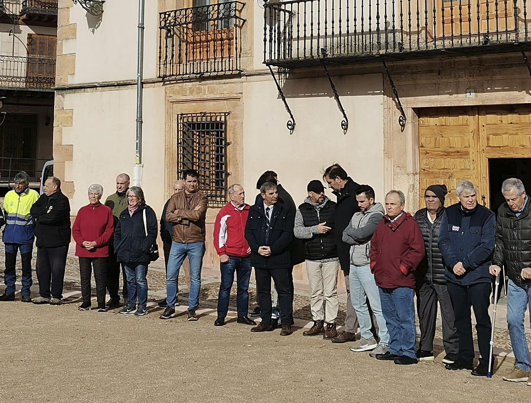 Familiares, vecinos y autoridades políticas en los 5 minutos de silencio.
