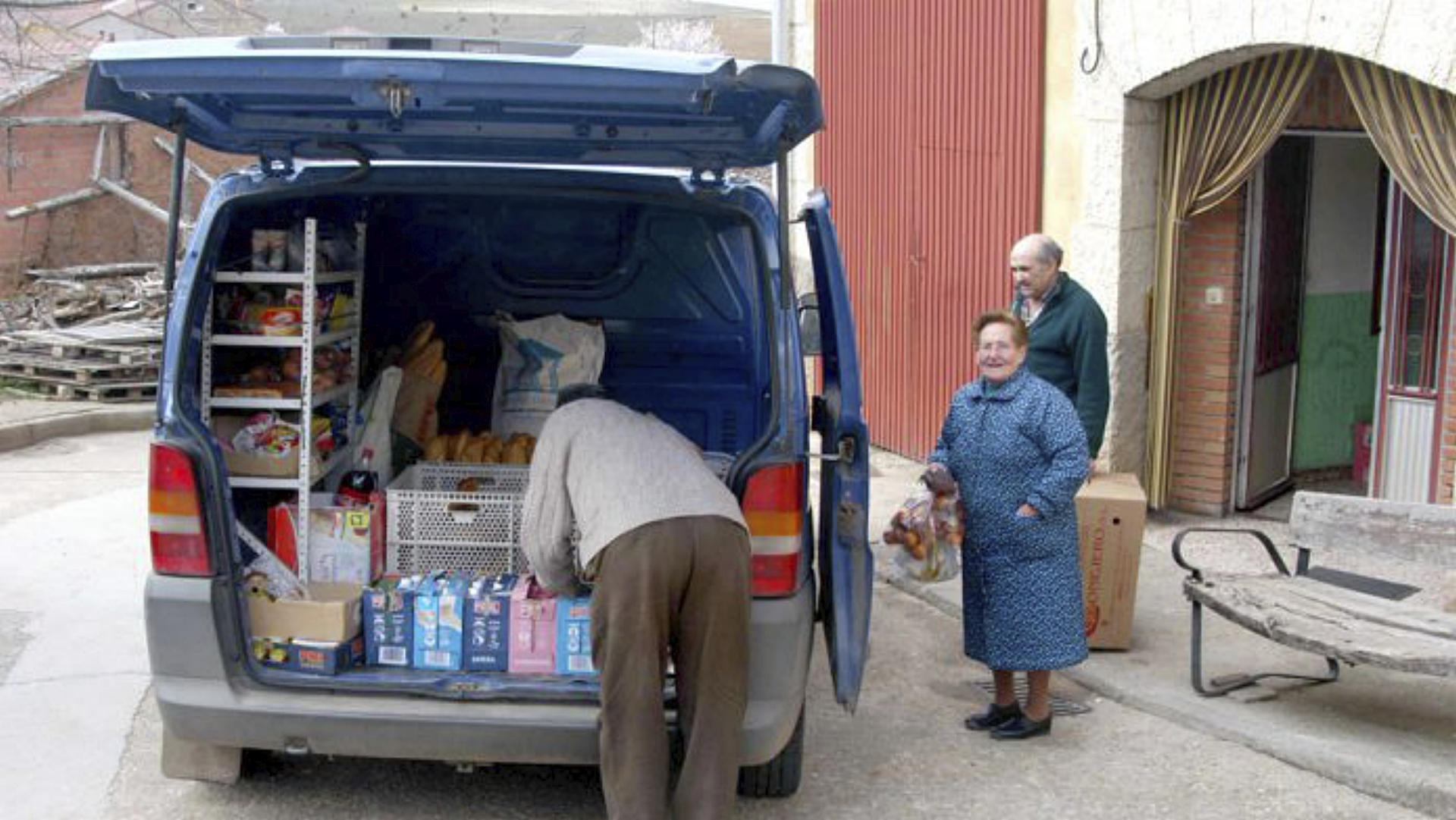El pan no llega a Grado del Pico, Santibáñez ni Estebanvela 1 Vecinos comprando el pan y otros alimentos a un vendedor en un pueblo del Nordeste en una foto de archivo.