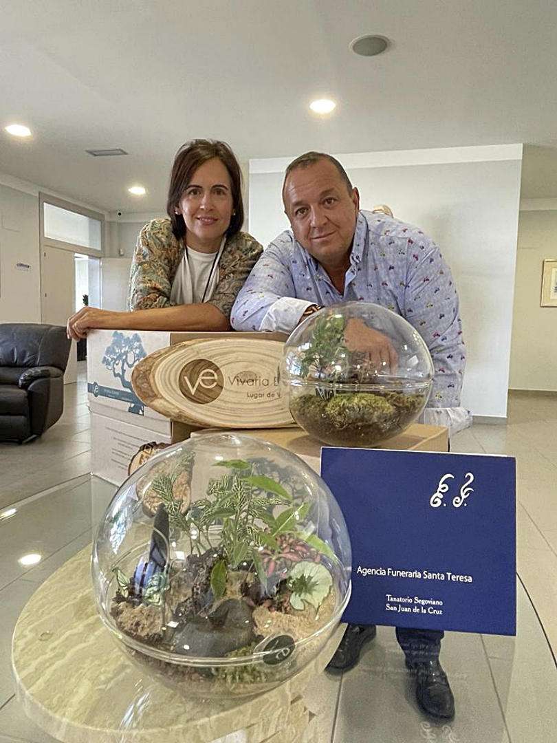 Óscar de la Fuente y Gema Rey presentan la urna funeraria sostenible.