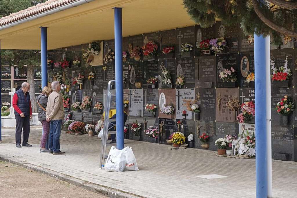 Las flores inundan el cementerio el Día de Todos los Santos. Las flores inundan el cementerio el Día de Todos los Santos.