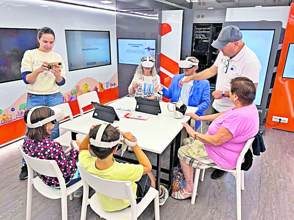 El delegado territorial de la Junta probando la realidad virtual.